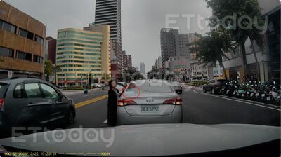 獨/高雄三寶奇景!快車道停車「下車拿信」 警:駕照該重考