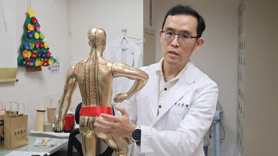 30多歲男右半身疼痛「嚴重時走路都難」 竟是小學腳扭傷釀禍