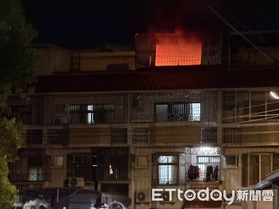 4樓鐵皮屋起火!屋主還在1樓打包出國行李 鄰居急喊:失火了