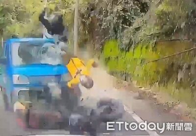 重機夫妻遊福壽山遭貨車猛撞「拋飛2米」摔砸車頂　恐怖畫面曝