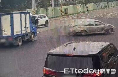 高雄街頭飛車追逐「5公里撞3次」2車追債慘成廢鐵　玩命畫面曝