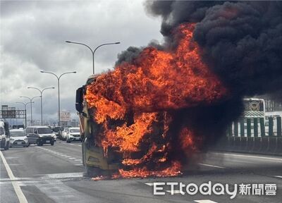 快訊/桃園台66線「砂石車成火球」!黑煙狂竄 5車12人搶救