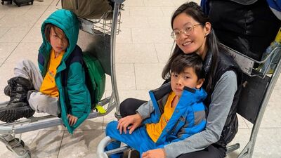 只剩一套衣服！Janet帶孩出國「座位全被分開」  過程超崩潰：行李也掉了