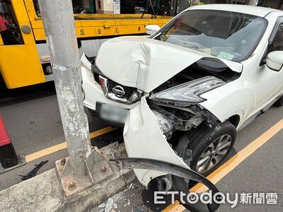 台南小客車「正面對決」燈桿!猛撞彈起畫面曝 駕駛棄車跑了