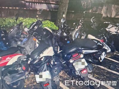 轎車「向右一斜」猛撞整排機車！27部全倒地　肇事駕駛跑了