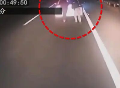 陸電動車在高速上沒電　2人下來推車被撞死