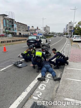 ▲▼    嘉市警強化防搶演練，逼真程度讓提款民眾誤信報案  。（圖／嘉義市警局提供）