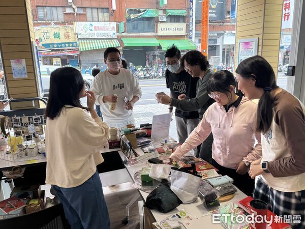 ▲YS結合《追放計畫》成果展推出二手市集，期盼青年在物資循環中學習取捨，也為職涯重新出發累積能量。（圖／記者林東良翻攝）
