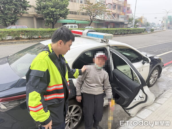 ▲▼  老翁疑似失智迷路 中莊警即時救援護送返家  。（圖／水上分局提供）