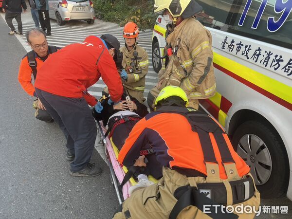 ▲台南市安定區26日下午發生機車自撞摔橋事故，消防人員到場將2名傷者緊急送醫。（記者林東良翻攝，下同）