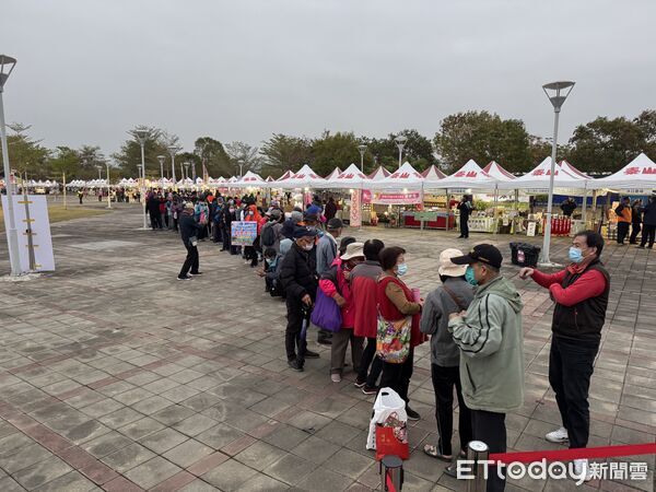 ▲迎2026年田中購物節今日開跑，民眾排隊領消費券搶得好彩頭。（圖／記者唐詠絮攝 田中鎮公所提供）