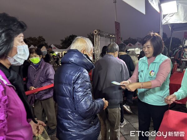 ▲迎2026年田中購物節今日開跑，民眾排隊領消費券搶得好彩頭。（圖／記者唐詠絮攝 田中鎮公所提供）