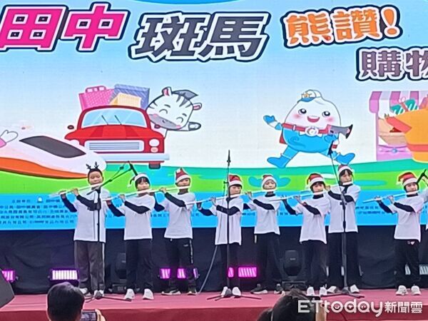 ▲迎2026年田中購物節今日開跑，民眾排隊領消費券搶得好彩頭。（圖／記者唐詠絮攝 田中鎮公所提供）