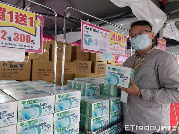 ▲迎2026年田中購物節今日開跑，民眾排隊領消費券搶得好彩頭。（圖／記者唐詠絮攝 田中鎮公所提供）