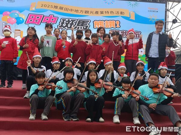 ▲鎮長蕭淑芬與新民國小管弦樂團合照。（圖／記者唐詠絮攝）