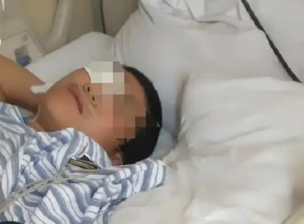 ▲▼13歲陸生遭班導掌摑致「眼睛九級傷殘」。（圖／翻攝自微博）