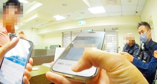 ▲桃園市孫姓男子今天在大園區某銀行臨櫃匯款，行員察覺異狀後通報大園警方到場及時攔阻詐騙。（圖／大園警方提供）