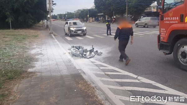 ▲▼ 高雄驚悚車禍！機車遭撞噴飛瞬間「燒成火球」　騎士骨盆骨折送醫。（圖／記者吳世龍翻攝）
