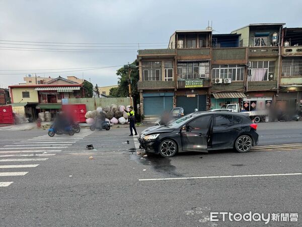 ▲▼ 高雄驚悚車禍！機車遭撞噴飛瞬間「燒成火球」　騎士骨盆骨折送醫。（圖／記者吳世龍翻攝）