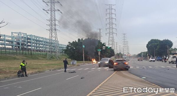 ▲▼ 高雄驚悚車禍！機車遭撞噴飛瞬間「燒成火球」　騎士骨盆骨折送醫。（圖／記者吳世龍翻攝）