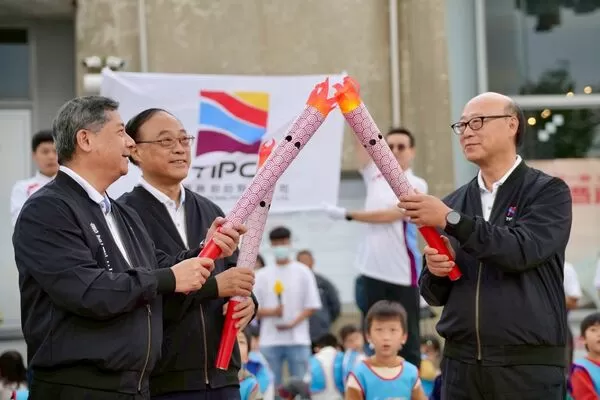 ▲周永暉董事長(左2)帶領王錦榮總經理(左1)及高雄分公司王派峰總經理(右)一同點燃代表港務精神的火炬。（圖／港務公司）