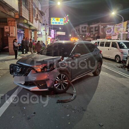 ▲高雄市大寮區鳳屏二路九和路發生7車追撞事故。（圖／高雄機動救災協會提供）