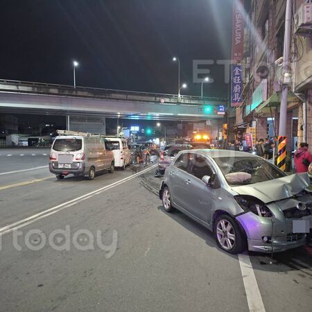 ▲高雄市大寮區鳳屏二路九和路發生7車追撞事故。（圖／高雄機動救災協會提供）