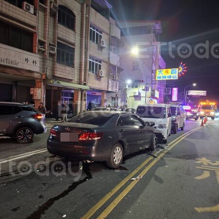 ▲高雄市大寮區鳳屏二路九和路發生7車追撞事故。（圖／高雄機動救災協會提供）