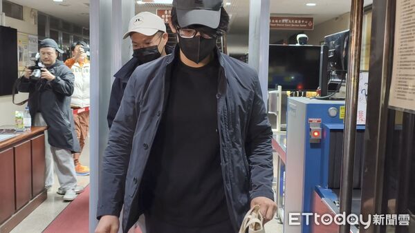 快訊／收押4個月！　「小英男孩」鄭亦麟凌晨交保步出北院