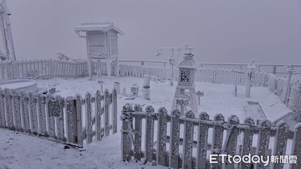 ▲▼玉山清晨降雪。（圖／氣象署提供）