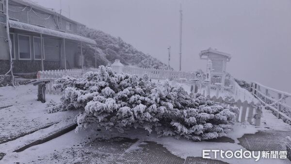 ▲▼玉山清晨降雪。（圖／氣象署提供）