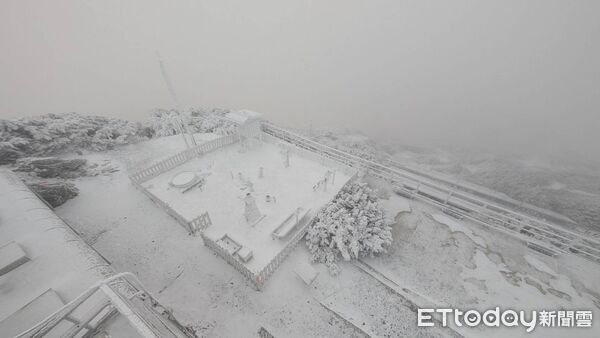 ▲▼玉山清晨降雪。（圖／氣象署提供）