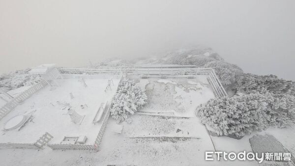 ▲▼玉山清晨降雪。（圖／氣象署提供）