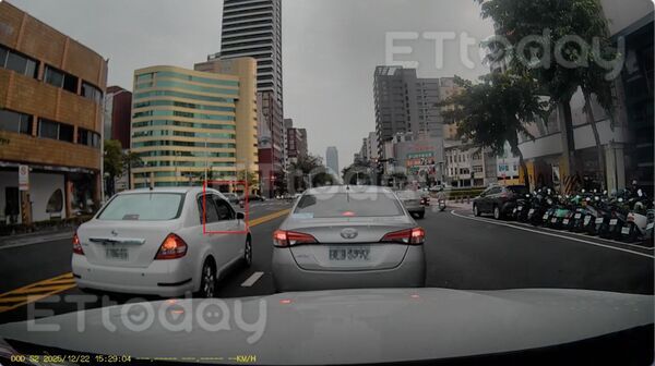 ▲左側車輛跟銀色轎車女駕駛之間疑似有對話             。（圖／記者吳奕靖翻攝）