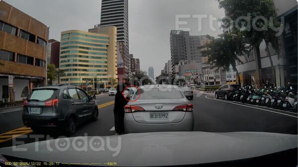 ▲左側車輛跟銀色轎車女駕駛之間疑似有對話             。（圖／記者吳奕靖翻攝）