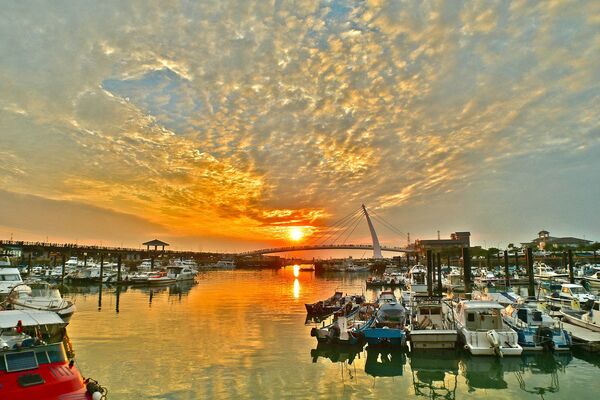 ▲幾米女孩裝置藝術(作品名稱「有時為人點一盞燈」),淡水漁人碼頭漁港夕陽,心型石滬觀賞台,情人橋與夕陽,淡水漁人碼頭庫拉瓦。（圖／新北市漁業處提供）