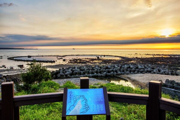 ▲幾米女孩裝置藝術(作品名稱「有時為人點一盞燈」),淡水漁人碼頭漁港夕陽,心型石滬觀賞台,情人橋與夕陽,淡水漁人碼頭庫拉瓦。（圖／新北市漁業處提供）