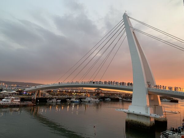 ▲幾米女孩裝置藝術(作品名稱「有時為人點一盞燈」),淡水漁人碼頭漁港夕陽,心型石滬觀賞台,情人橋與夕陽,淡水漁人碼頭庫拉瓦。（圖／新北市漁業處提供）