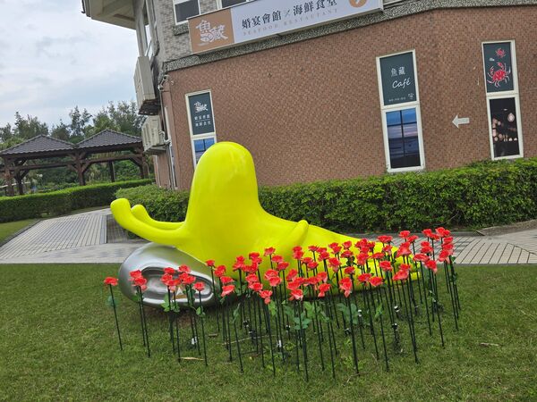 ▲幾米女孩裝置藝術(作品名稱「有時為人點一盞燈」),淡水漁人碼頭漁港夕陽,心型石滬觀賞台,情人橋與夕陽,淡水漁人碼頭庫拉瓦。（圖／新北市漁業處提供）