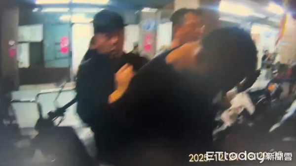 ▲▼             經營賭博網站的王姓男子，找來2名共犯搶劫賭客賺取的30餘萬彩金。（圖／記者林東良翻攝，下同）