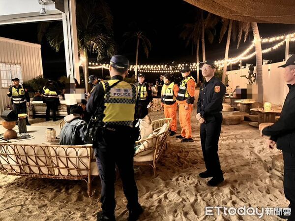 ▲東港警方在小琉球執行高強度臨檢與閉鎖式路檢勤務。（圖／記者陳崑福翻攝）