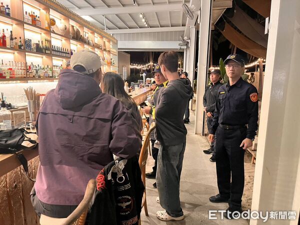 ▲東港警方在小琉球執行高強度臨檢與閉鎖式路檢勤務。（圖／記者陳崑福翻攝）