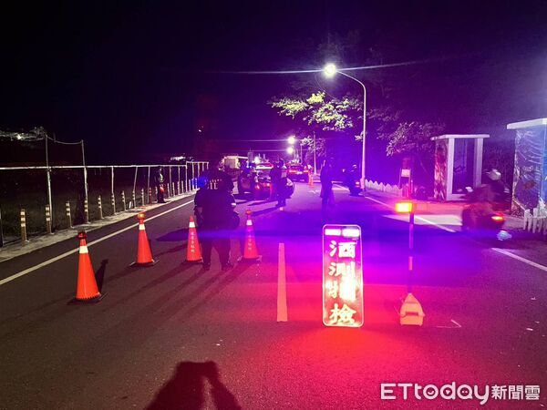 ▲東港警方在小琉球執行高強度臨檢與閉鎖式路檢勤務。（圖／記者陳崑福翻攝）