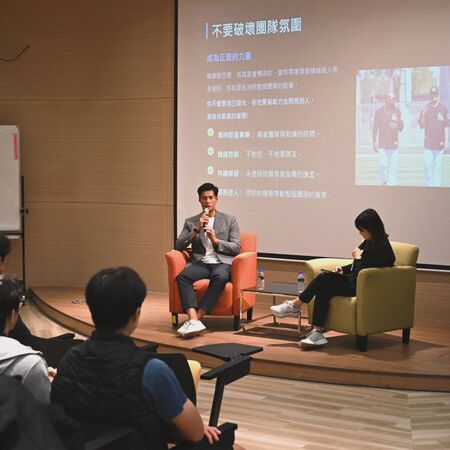 ▲陳偉殷回到國訓中心分享經驗。（圖／陳偉殷粉絲團）