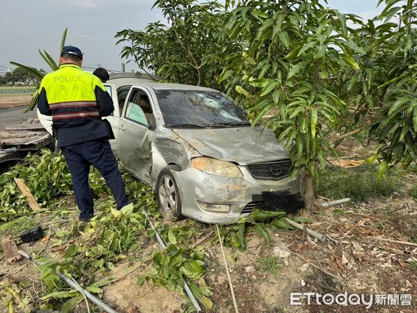 ▲▼高雄街頭飛車追逐！「5km內撞3次」2轎車追債變廢鐵　。（圖／記者許宥孺翻攝）