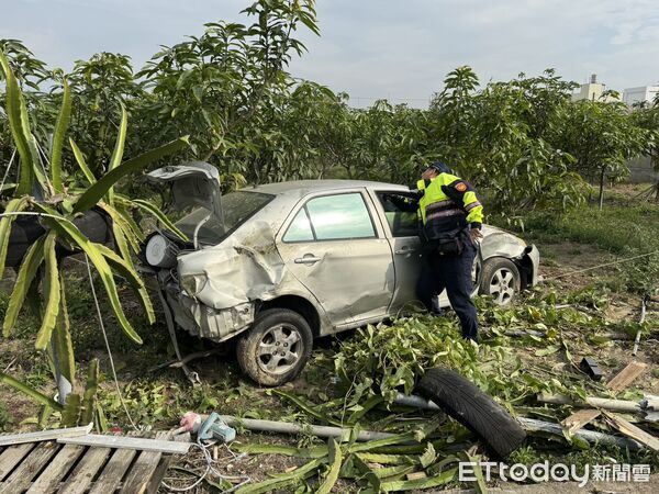 ▲▼高雄街頭飛車追逐！「5km內撞3次」2轎車追債變廢鐵　。（圖／記者許宥孺翻攝）
