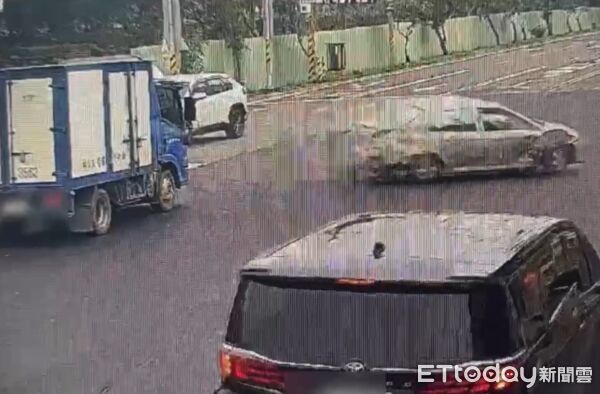 ▲▼高雄街頭飛車追逐！「5km內撞3次」2轎車追債變廢鐵　。（圖／記者許宥孺翻攝）