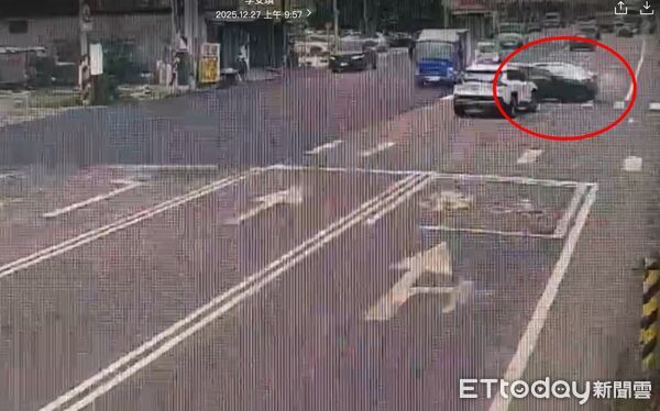 ▲▼高雄街頭飛車追逐！「5km內撞3次」2轎車追債變廢鐵　。（圖／記者許宥孺翻攝）