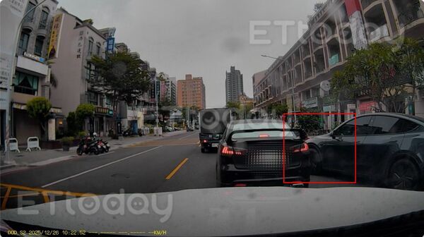 ▲特斯拉疑似違停，地上明顯劃有紅線             。（圖／記者吳奕靖翻攝）