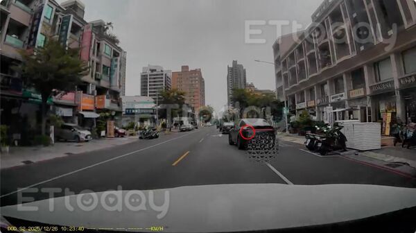 ▲特斯拉疑似違停，地上明顯劃有紅線             。（圖／記者吳奕靖翻攝）